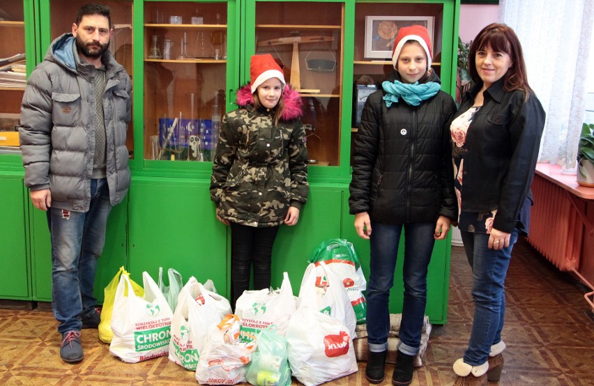 Uczniowie ze Szkoły Podstawowej nr 15 w Grudziądzu mikołajkowe dary przekazali do schroniska dla zwierząt [zdjęcia]