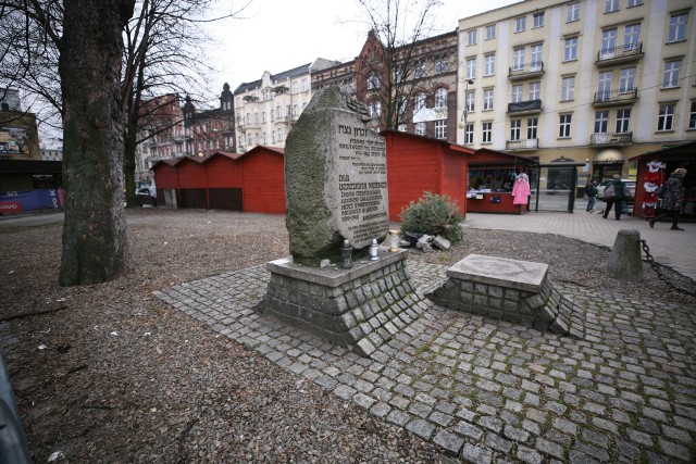 Plac Synagogi w Katowicach. Znajduje się między ulicami Mickiewicza a Skargi. Od lat w tym miejscu działa targowisko.Zobacz kolejne zdjęcia. Przesuwaj zdjęcia w prawo - naciśnij strzałkę lub przycisk NASTĘPNE