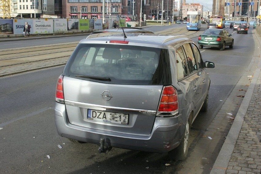 Wrocław: Wypadek na Skargi. Autobus MPK zderzył się z samochodem, ranne dwie pasażerki (ZDJĘCIA)