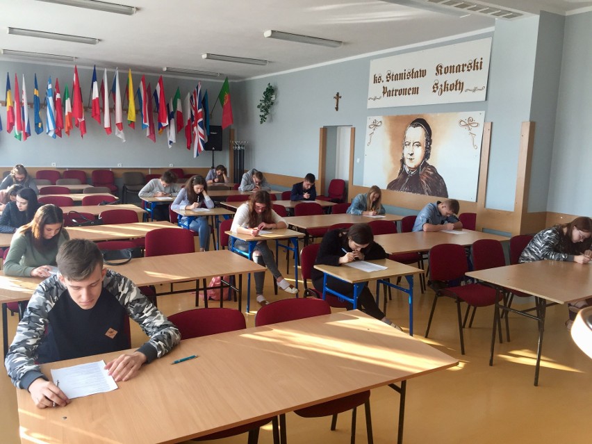 Uczennice Konarskiego w Jędrzejowie w etapie regionalnym konkursu "Poznaj swoje prawa w pracy"