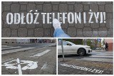 Przed przejściami dla pieszych w Opolu pojawiły się grafitti przedstawiające skreślonego smartfona i napis "odłóż telefon i żyj"