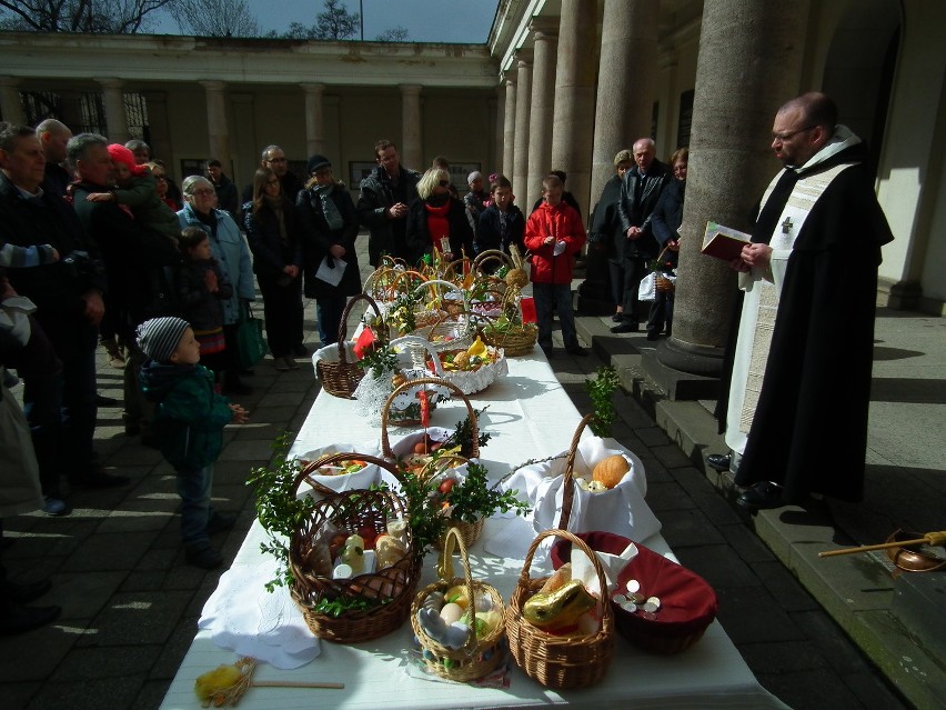 Poznań: W kościołach trwa święcenie pokarmów