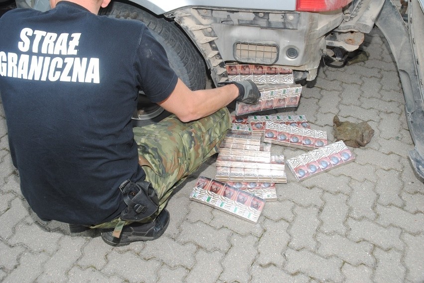 Gmina Krasnopol: Obywatele Litwy przewozili ponad 38 tys. sztuk nielegalnych papierosów [ZDJĘCIA]
