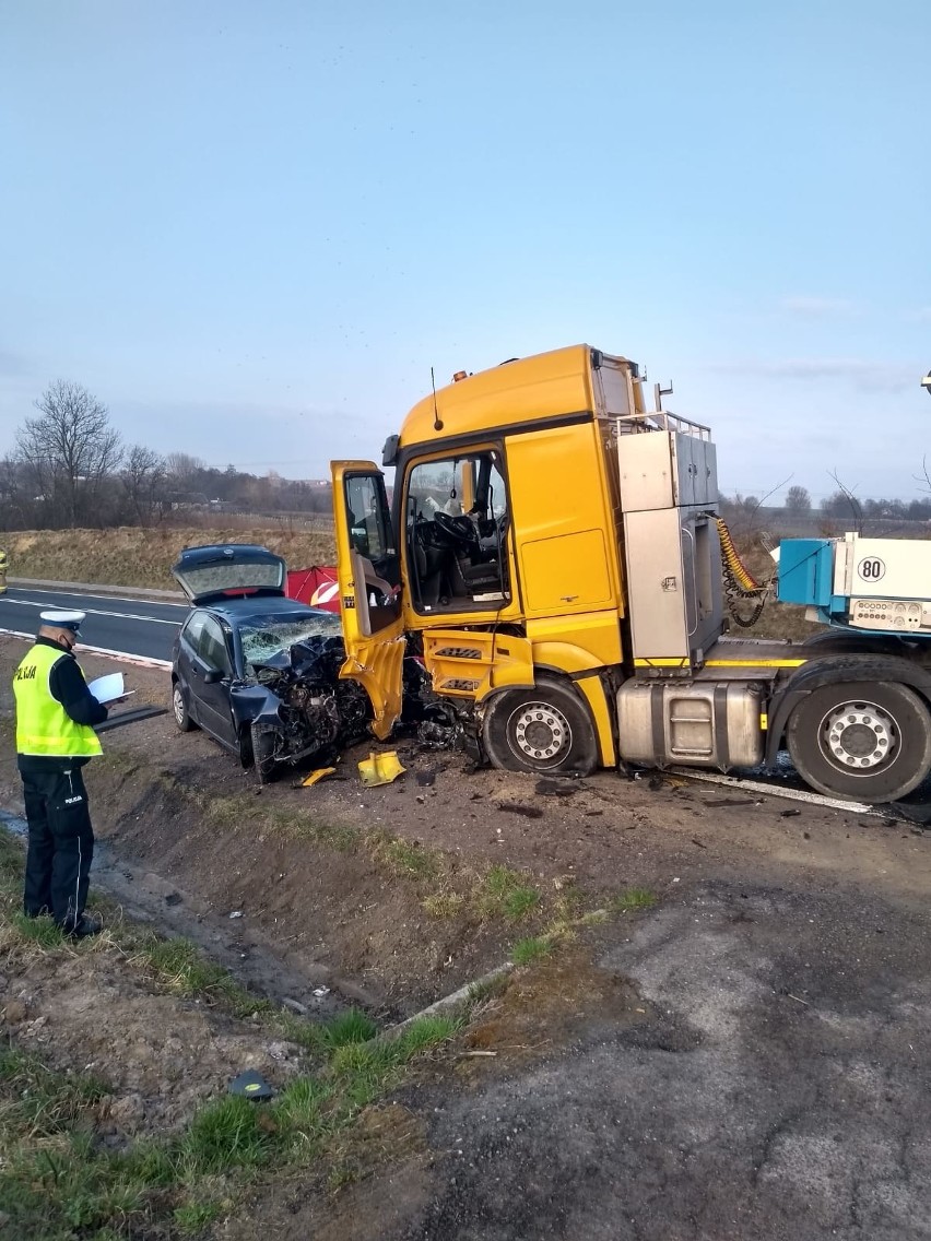 Śmiertelny wypadek na drodze krajowej numer 9 w Kurowie. Czołowo zderzyły się osobówka z ciężarówką. Jedna osoba nie żyje