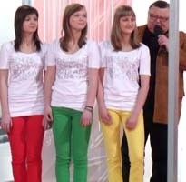 Suwalskie trio - Katarzyna Laszkowska (od lewej), Michalina Łabacz i Sylwia Stankiewicz razem z Wojciechem Mannem, prowadzącym "Szansa na sukces&#8221;