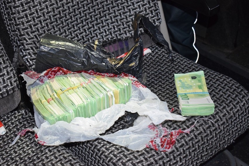 W Budomierzu kierowca autokaru przewoził 200 tys. euro w lodówce. Owinął pieniądze w ciemną folię
