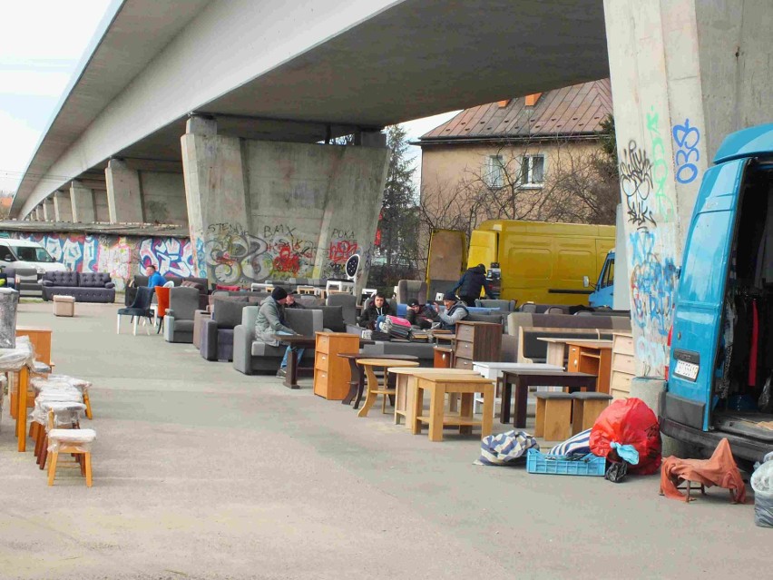 Targ w Starachowicach w sobotę 25 marca. Duży wybór kwiatów i wiosennych ubrań. Zobacz zdjęcia 