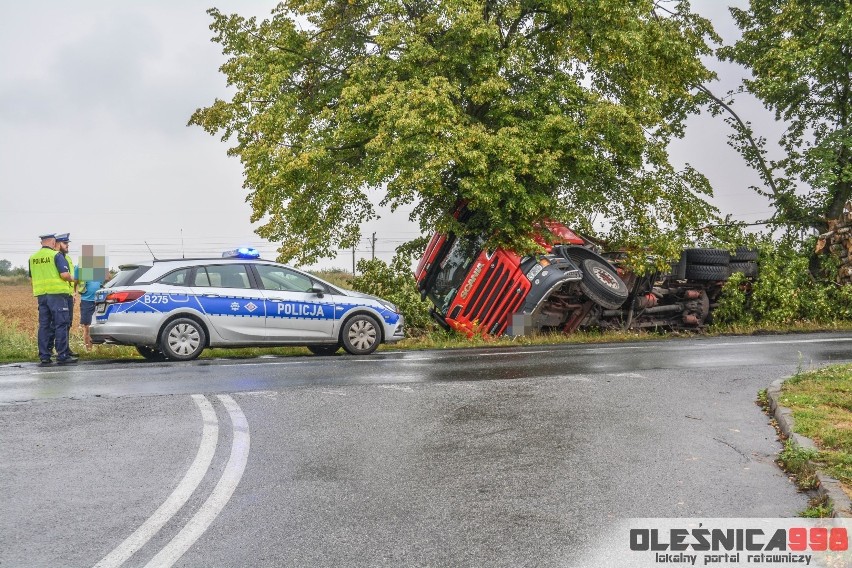 Przewróciła się ciężarówka przewożąca drewno [ZDJĘCIA]