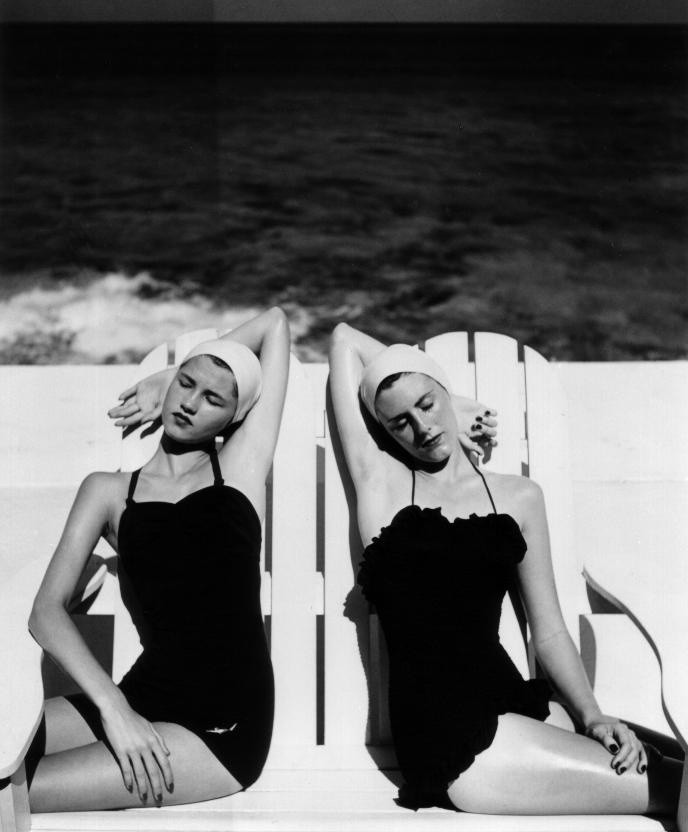 Louise Dahl-Wolfe, Bliźniaczki na plaży, 1955, © Louise...