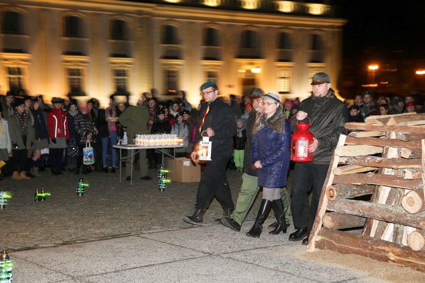 Betlejemskie Światło Pokoju. Przed pałacem płonęło wielkie ognisko (zdjęcia) 