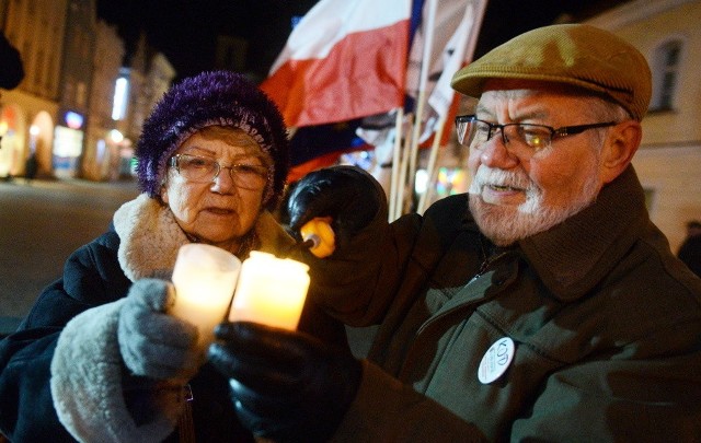 W środę, 13 grudnia, w Zielonej Górze Komitet Obrony Demokracji uczcił pamięć poległych w wydarzeniach grudniowych.- 13 grudnia to trudna data. Jest wyzwaniem. Ale dziś już nie jest wielkim wyzwaniem stosunek do stanu wojennego i generała Jaruzelskiego. Zdecydowanie większym wyzwaniem jest stosunek do nacjonalizmu, który się rozpowszechnia i coraz bardziej płynie głównym nurtem - mówiła Tatiana Sawicka, wiceprzewodnicząca KOD - Region Lubuski, podczas wieczornej demonstracji na  rynku w Zielonej Górze. Tu również płonęły znicze, były śpiewy.