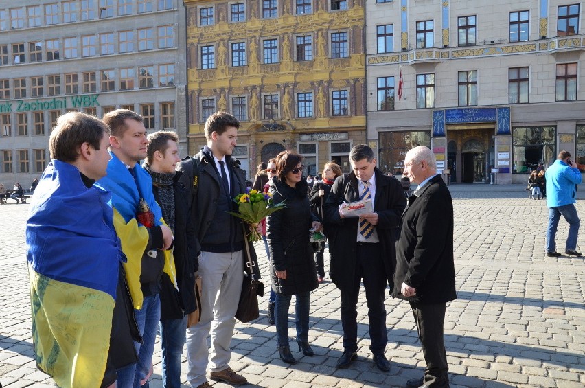 Wrocław: Zapalili znicze dla Ukrainy, aby uczcić pamięć ofiar (ZDJĘCIA, FILM)