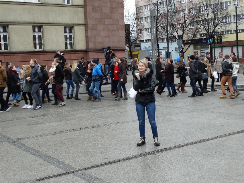 Polonez na rynku w Rudzie Śląskiej [ZDJĘCIA + WIDEO] Maturzyści zatańczyli przed studniówką