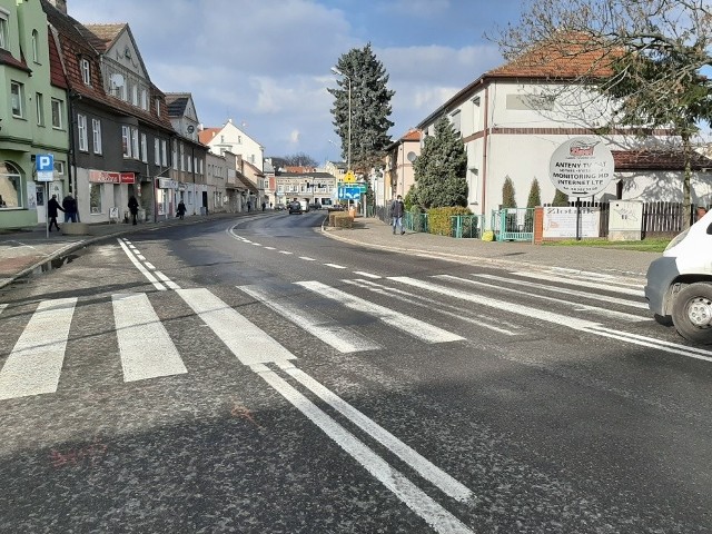 Wkrótce należy się spodziewać utrudnień w ruchu w centrum Świebodzina. Rozpoczną się roboty drogowe przy ul. Kolejowej i Sulechowskiej (od wiaduktu do skrzyżowania z ul. Piłsudskiego). Ulica zyska nową nawierzchnię chodniki i krawężniki. Wykonane zostanie odwodnienie drogi. Będzie to ostatni etap remontu, który rozpoczęła się budową ronda na ul. Sulechowskiej, później remontem tej ulicy oraz wiaduktu nad torowiskiem. Powiat świebodziński uzyskał dofinansowanie na inwestycję z funduszu dróg lokalnych. Zobacz też: Policyjna grupa Speed zatrzymała młodego kierowcę