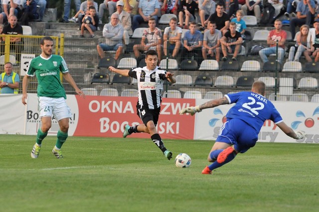 Maciej Małkowski (w środku) w rundzie jesiennej I ligi w dziewięciu meczach zdobył dwa gole dla Sandecji