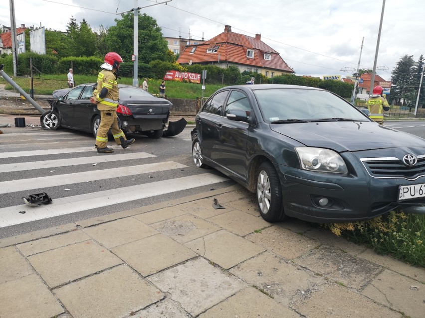 Wypadek dwóch samochodów na ul. Chełmińskiej w Grudziądzu. Jedna osoba trafiła do szpitala [zdjęcia]