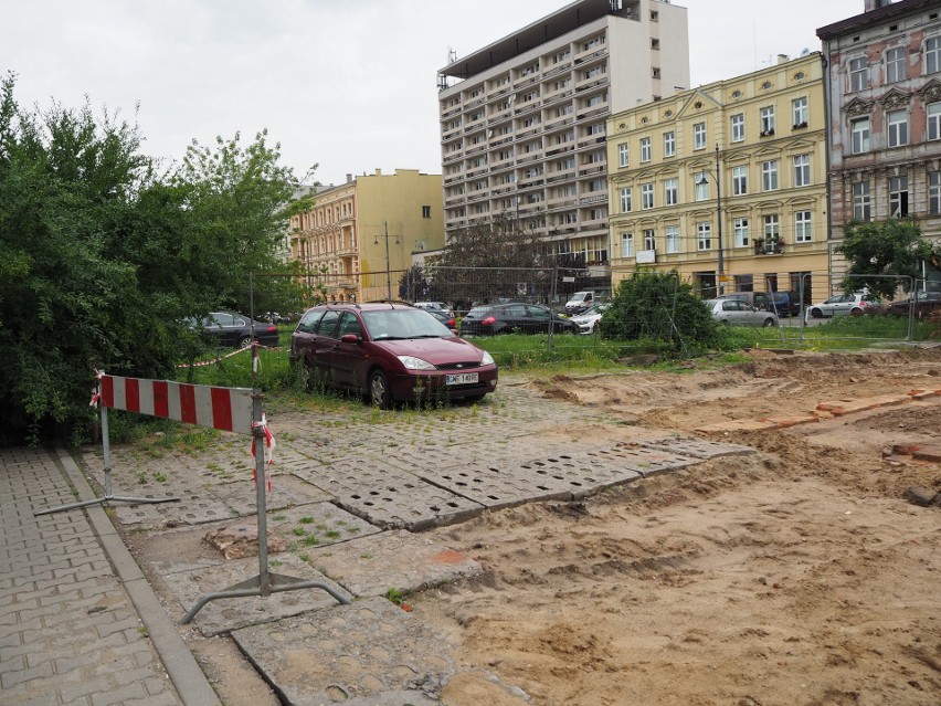 Na placu budowy utknęły samochody! ZDJĘCIA Samochody zaparkowane na... placu budowy drogi. Na razie nikomu nie przeszkadzają