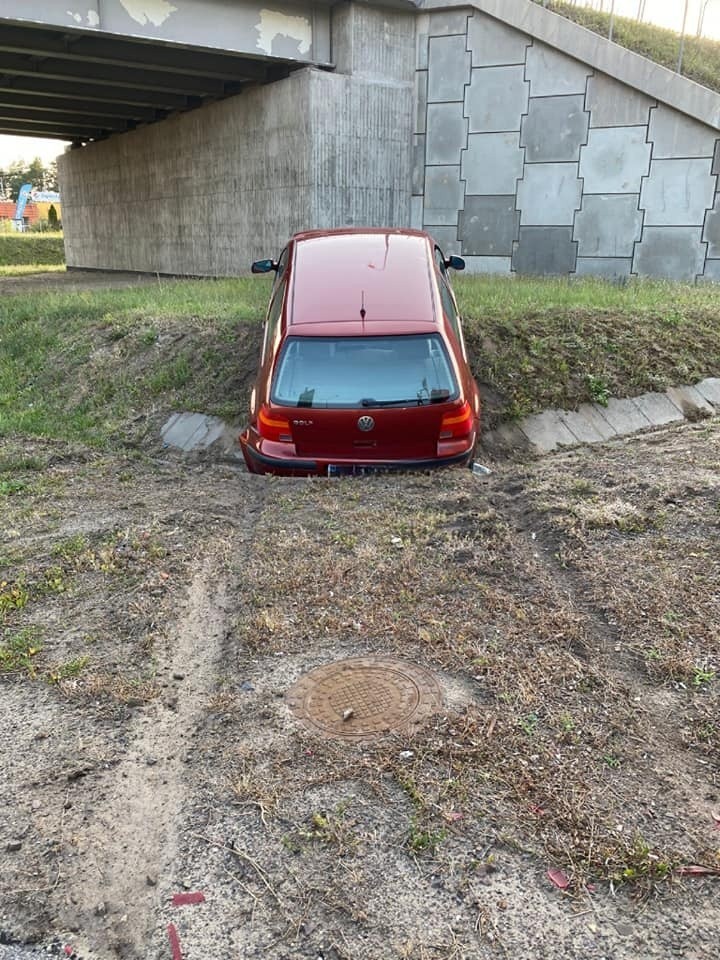 Wypadek na autostradzie A1. Samochód wjechał do rowu.