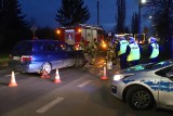 Kierowca wjechał w dwa auta we Wrocławiu. Ledwo stał na nogach, policjanci zakuli go w kajdanki. Ulica Gazowa zablokowana | ZDJĘCIA