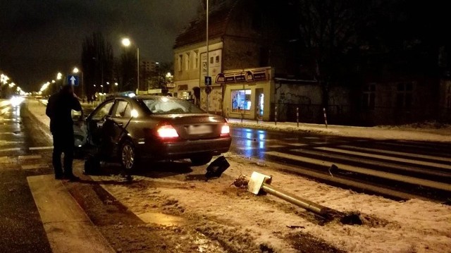 Do zdarzenia doszło w czwartek, 18 stycznia na skrzyżowaniu ul. Wojska Polskiego, Wyszyńskiego i Zacisze. Zawinił prowadzący pług.Wszystko wydarzyło się po godz. 5.00 rano. Kierujący pługiem jechał ulicą Wojska Polskiego z ul. Wyszyńskiego w kierunku Zacisza. W stronę centrum natomiast jechał kierujący mercedesem. Na środku skrzyżowania doszło do zderzenia.Na miejsce przyjechała zielonogórska policja. Na szczęście nikomu nic się nie stało. – Kierujący pługiem został ukarany mandatem w wysokości 250 zł – mówi podinsp. Małgorzata Stanisławska, rzeczniczka zielonogórskiej policji. Dostał również 6 punktów karnych za spowodowanie kolizji.  Przeczytaj też:   Lekarz wyłamał szlaban szpitala w Zielonej Górze, bo portier nie chciał go otworzyć karetce na sygnałachZobacz rownież: Magazyn Informacyjny Gazety Lubuskiej. Najważniejsze informacje tygodnia: