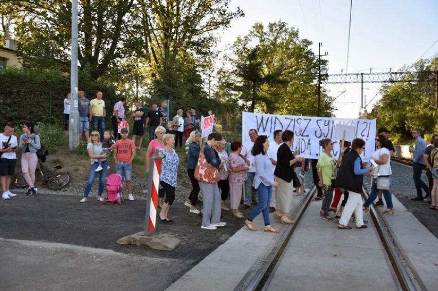 Pociąg nie dojechał na fetę. Na drodze stanęli mu mieszkańcy