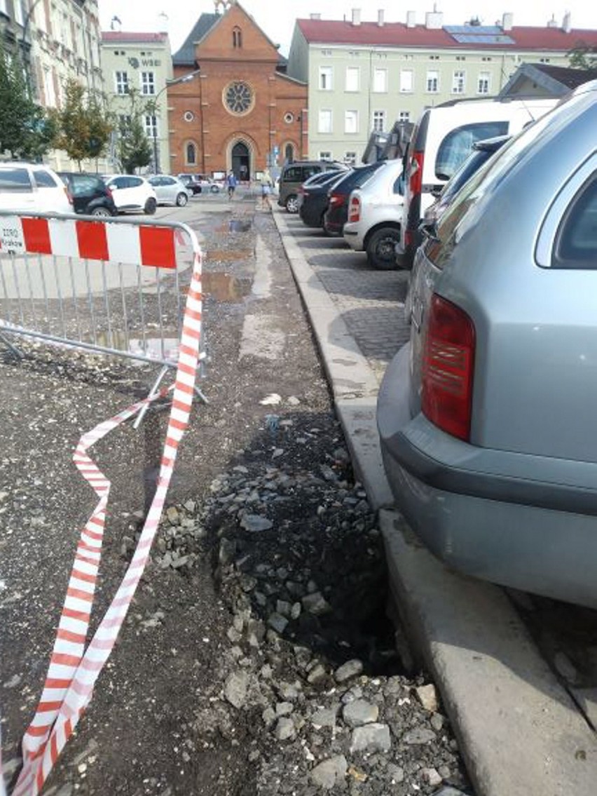 Kraków. Zapadliska w jezdni wzdłuż Starego Kleparza [ZDJĘCIA]