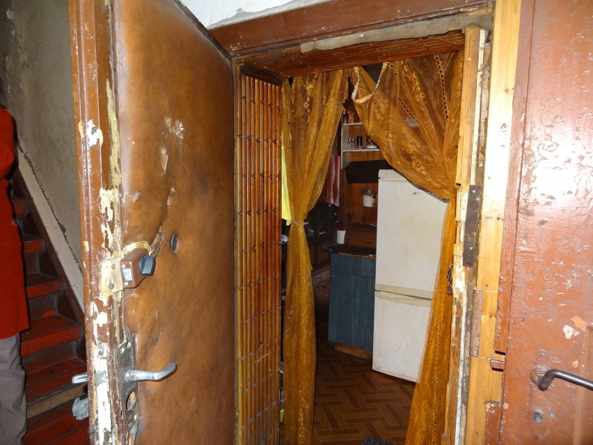 Drzwi do mieszkania Tadeusza M. były na oścież otwarte.