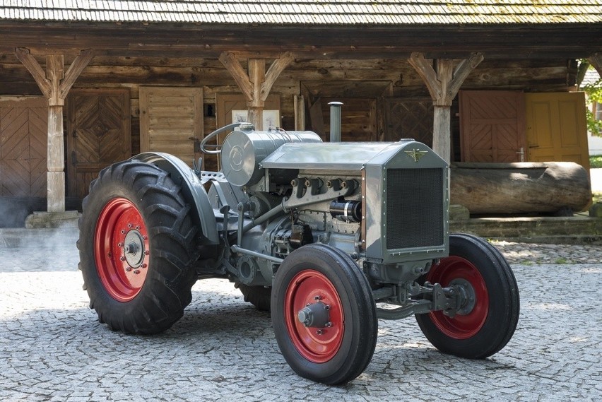Kolekcja ciągników w Muzeum Rolnictwa w Ciechanowcu jest...