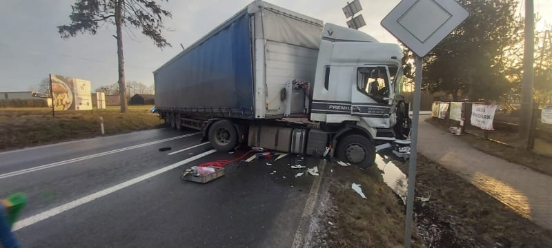 Wypadek w Karniewie. 8.02.2022 na skrzyżowaniu zderzyły się dwa samochody ciężarowe 