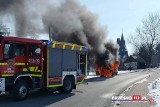 Pożar samochodu osobowego w Łoniowej, auto doszczętnie spłonęło w centrum wsi. Zdjęcia