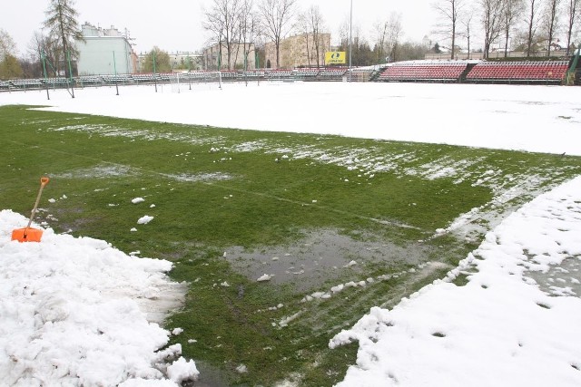 Tak w środę w południe wyglądało boisko przy ulicy Szczepaniaka, gdzie miał się odbyć mecz Korona II Kielce - Partyzant Radoszyce