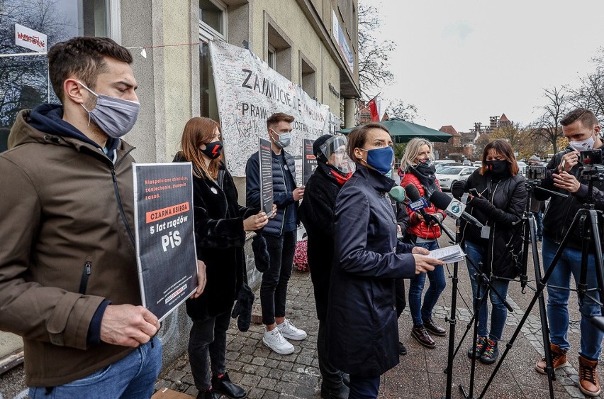 "Czarna księga - pięć lat rządów PiS". Tabele, wykresy, analizy. Opozycja podsumowuje pół dekady Zjednoczonej Prawicy u władzy