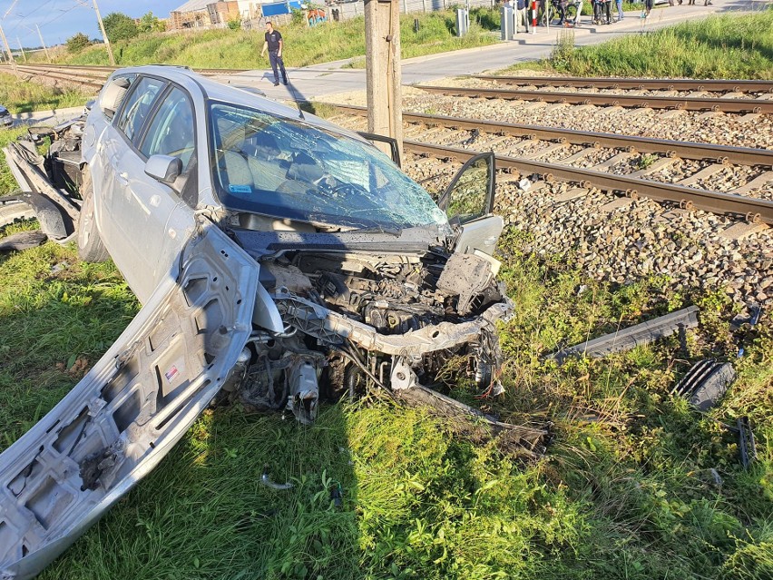 Bardzo groźny wypadek na przejeździe kolejowym w...