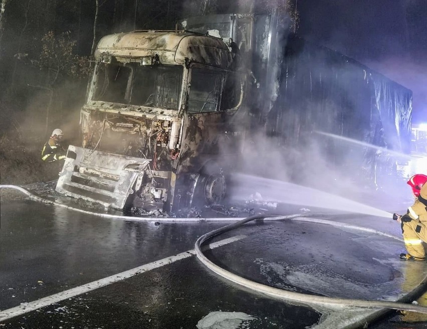Pożar samochodu ciężarowego na trasie Brok - Małkinia Górna. Do pożaru doszło 3.11.2023