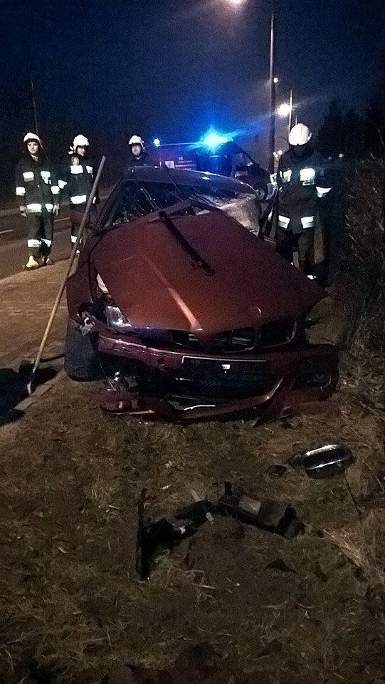 Wypadek w Konstantynowie. Kierowca rozbił bmw na słupie i uciekł [ZDJĘCIA]