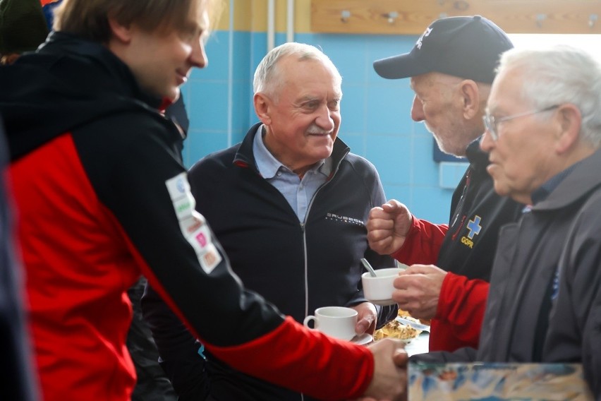 Podczas oficjalnego spotkania najbliższe osoby z jej...