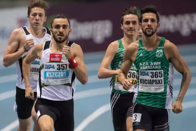 Mateusz Borkowski (z lewej) zdobył brązowy medal na Mistrzostwach Polski Seniorów. Wygrał Adam Kszczot