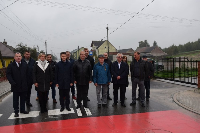 Największa tegoroczna inwestycja powiatu włoszczowskiego - droga w Skorkowie za ponad 3 miliony złotych oddana do użytku [ZDJĘCIA]
