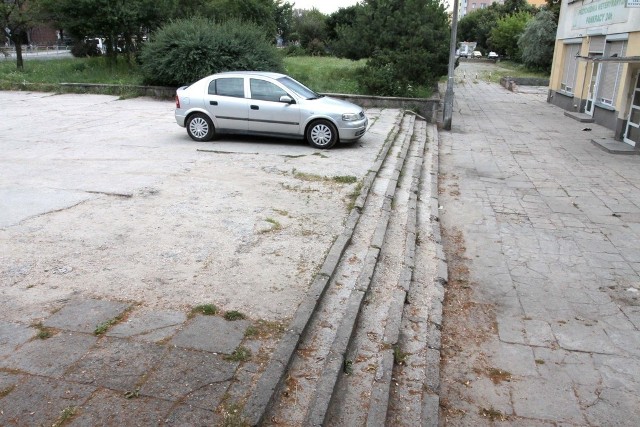 Lada dzień rozpocznie się remont chodnika i parkingu przy Maratońskiej. Dziś miejsce jest w fatalnym stanie.