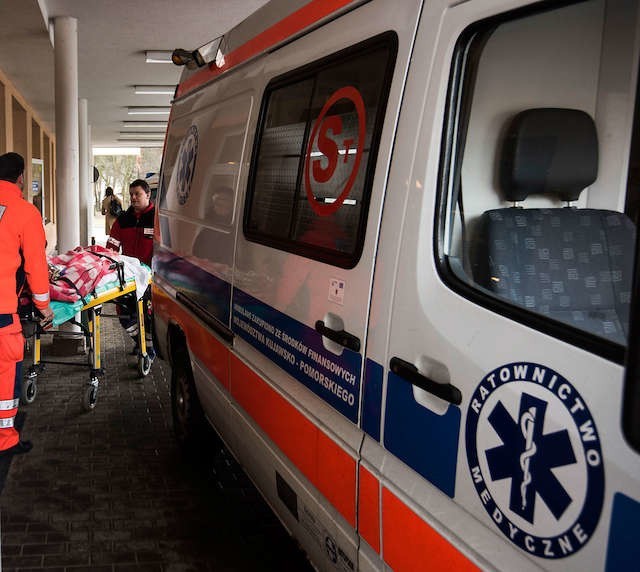 Pacjenci ewakuowani z Oddziału Neurologicznego na Bielanach byli przewożeni karetkami pogotowia do szpitali, które mają oddziały udarowe