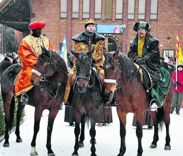 Orszak Trzech Króli, 6 stycznia przejdzie ulicami Grójca. Trzej królowie przyjadą konno i oddadzą pokłon maleńkiemu Jezusowi. Mieszkańcy otrzymają korony i będą wspólnie śpiewać kolędy.  