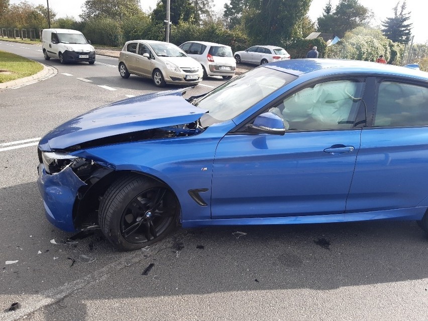Wypadek samochodu nauki jazdy i BMW  przy skrzyżowaniu ulic Gazowej Ziębickiej we Wrocławiu (ZDJĘCIA)