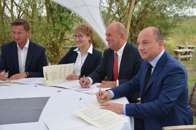 Podpisane porozumienie o współpracy przy odbudowie ekosystemu Odry wyznacza kierunki działania w zakresie poprawy stanu środowiska w rzece.