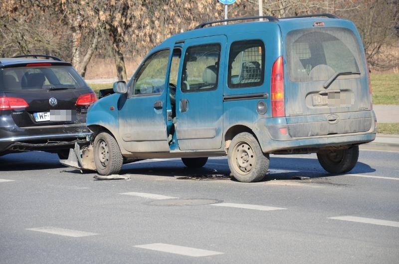 Wrocław: Wypadek na Popowickiej. Volkswagen zderzył się z renault (ZDJĘCIA)