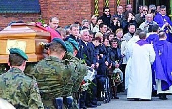 Rodzina, znajomi i przyjaciele Aleksandra Szczygły przyszli w sobotę na mszę w jego intencji