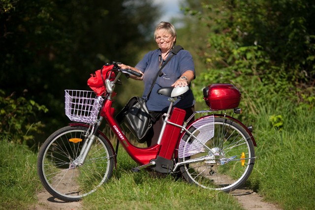 Pani Jadwiga Kaźmierczak jest dziś jedynym listonoszem rowerowym w Dębnicy. Pracuje na poczcie już 35 lat i stara się wykonywać swoje obowiązki jak najlepiej. Mieszkańcy to docenili i zafundowali kobiecie nowy, elektryczny rower