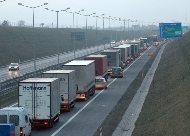 Z powodu awarii samochodu na autostradzie A2, między węzłami Poznań Krzesiny a Poznań Luboń, w kierunku Świecka, zaczął się tworzyć duży korek.