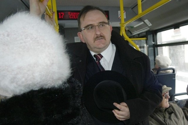 Dariusz Sitko jako prezes MZK próbował ocieplić wizerunek firmy wśród pasażerów i wpadł na pomysł, aby rozdawać w autobusach pączki. Niewiele mu to jednak pomogło...