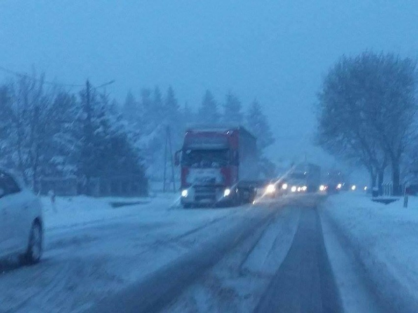 Zawiercie: Powrót zimy zablokował DK78. Dramatyczne warunki na drogach ZDJĘCIA