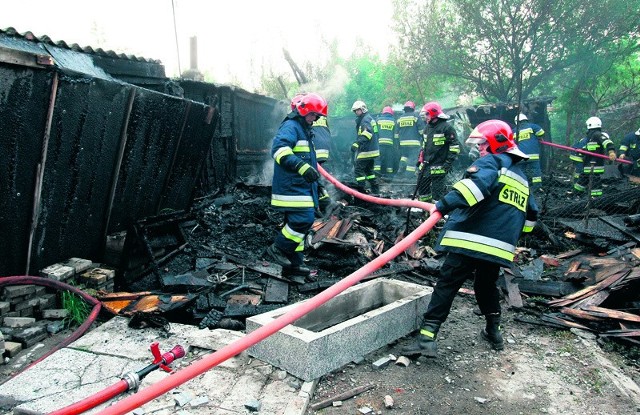 Strażacy do godziny 19.40 dogaszali pożar komórek przy ul. Siewnej.